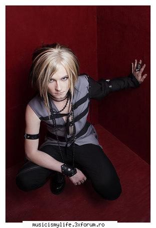 Yu [guitarist] - ooooh cute poate ma apuk shy eu de ascultat cred - Cinema Bizarre
