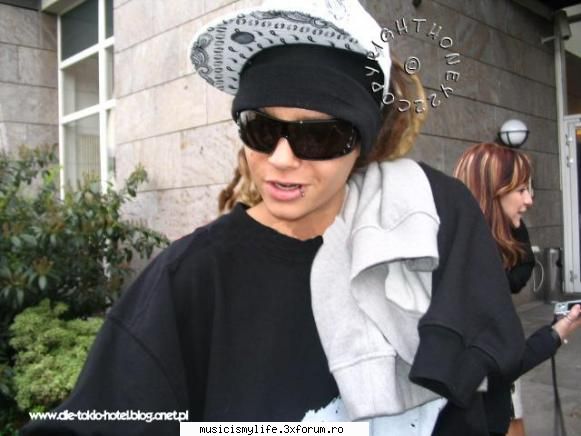 uuufy e cu ochelari de poze tom